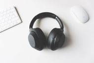 Good quality headphones for office desktop (Image via Tomasz Gawlowski/Unsplash)